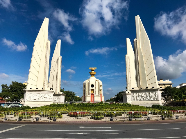 Demokratijos paminklas - Khet Phra Nakhon | Secret World Trip Planner