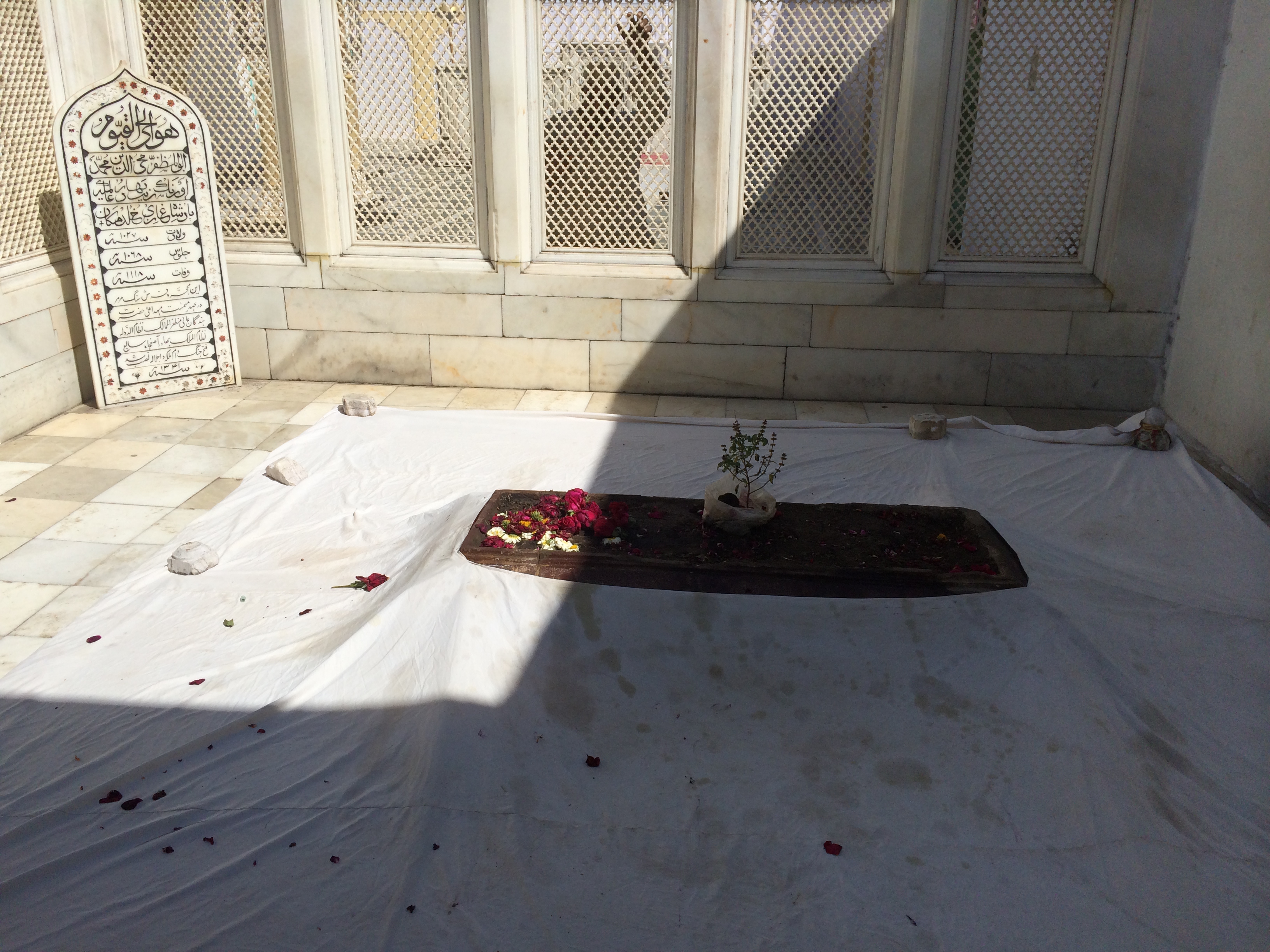 Aurangabad: Tomb of Mughal Emperor Aurangzeb - Khuldabad | Secret World Trip Planner