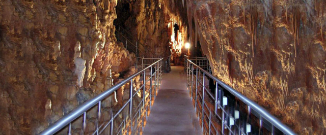 Jeskyně Kastania - Emporikis Naftilias | Secret World Trip Planner