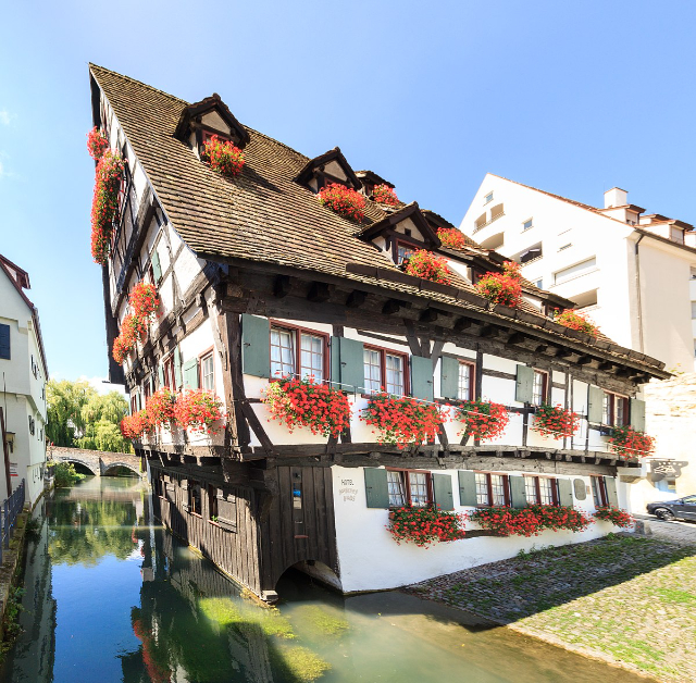 ਲੀਨਿੰਗ ਹਾਊਸ - Ulm | Secret World Trip Planner