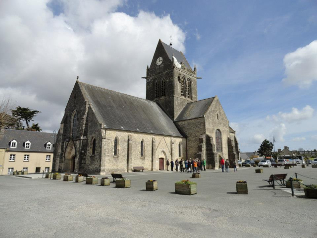 Privātais Džona Stīla piemineklis - Sainte-Mère-Église | Secret World Trip Planner