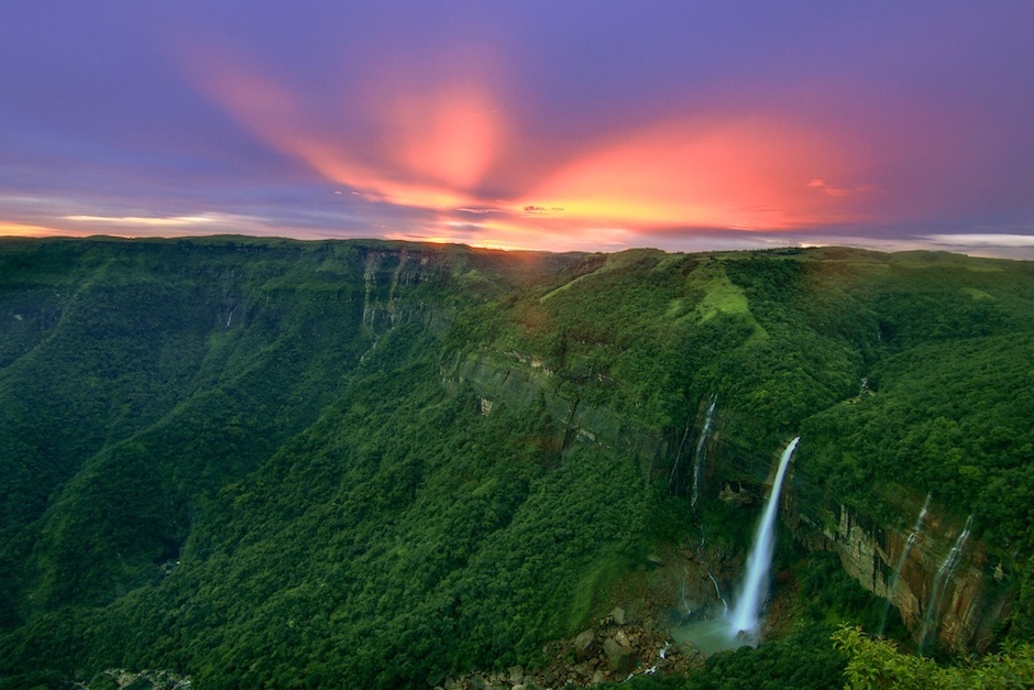 Nohkalikai Falls, a queda de água mais alta da Índia.  - NohKaLikai Falls | Secret World Trip Planner