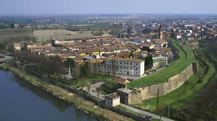 城壁に囲まれたピッツィゲットーネの街 - Pizzighettone | Secret World Trip Planner