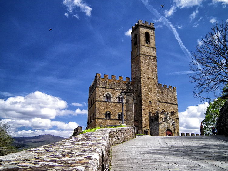 Das Schloss von Poppi - Poppi | Secret World Trip Planner