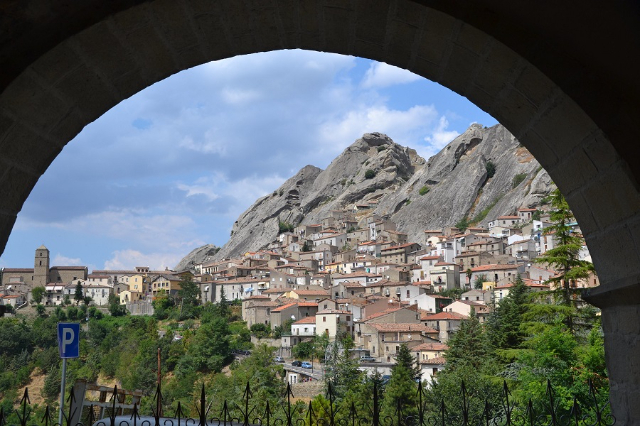 სოფელი კასტელმეცანო - Castelmezzano | Secret World Trip Planner