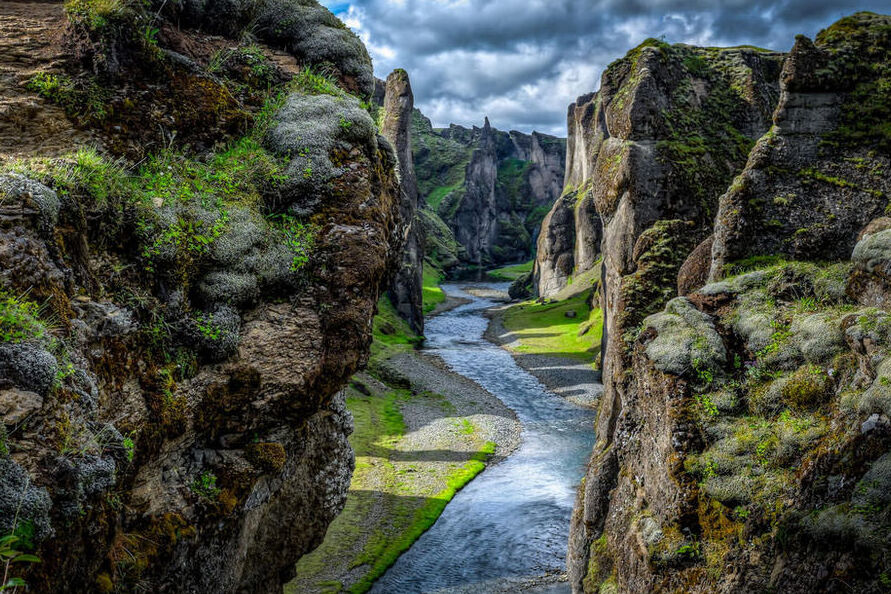 Fjaðrárárgljúfur ist eine großartige und massive Schlucht | Secret World Trip Planner