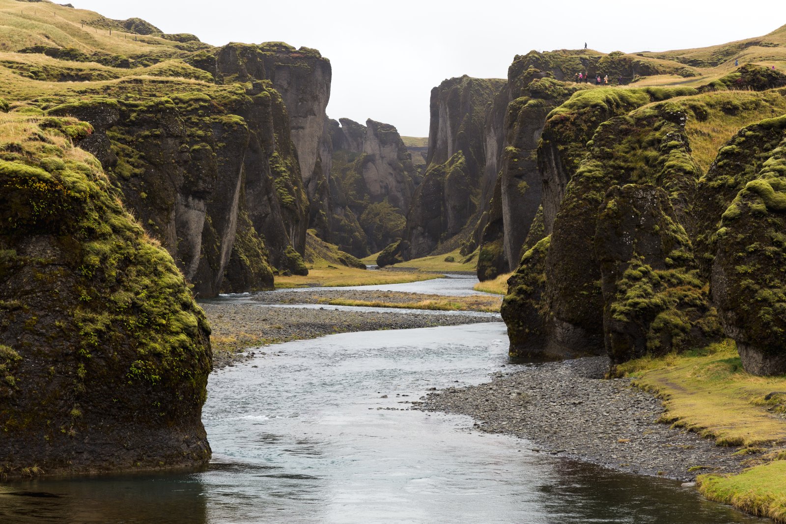 Fjaðrárárgljúfur ist eine großartige und massive Schlucht | Secret World Trip Planner