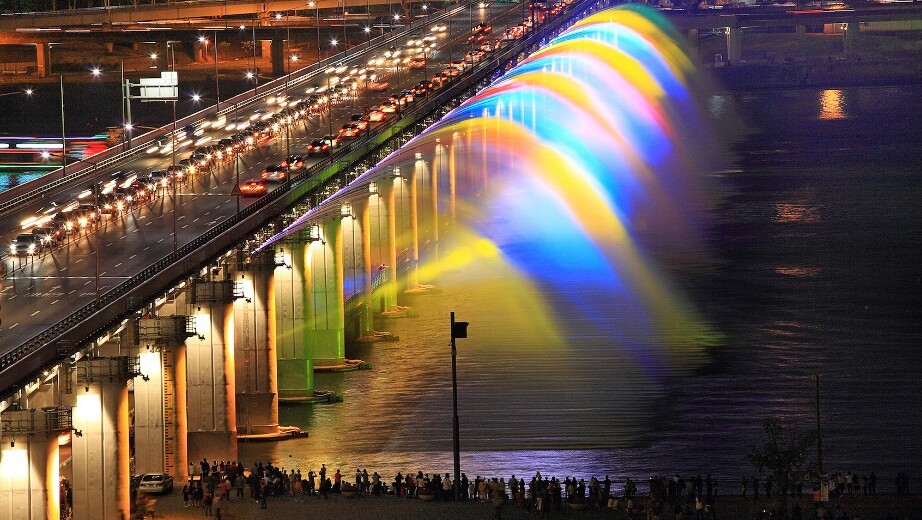Banpo Moonlight Rainbow Fountain in Seoul - Banpo 2(i)-dong | Secret World Trip Planner