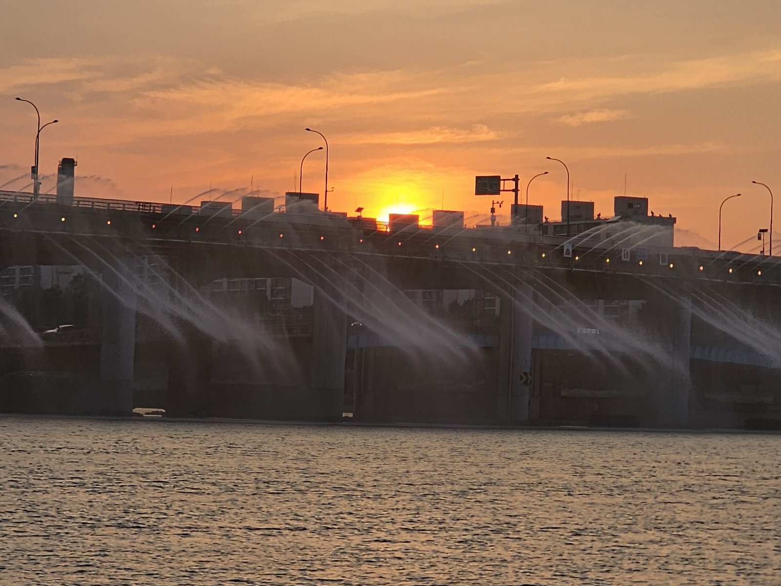 Banpo Moonlight Rainbow Fountain in Seoul - Banpo 2(i)-dong | Secret World Trip Planner