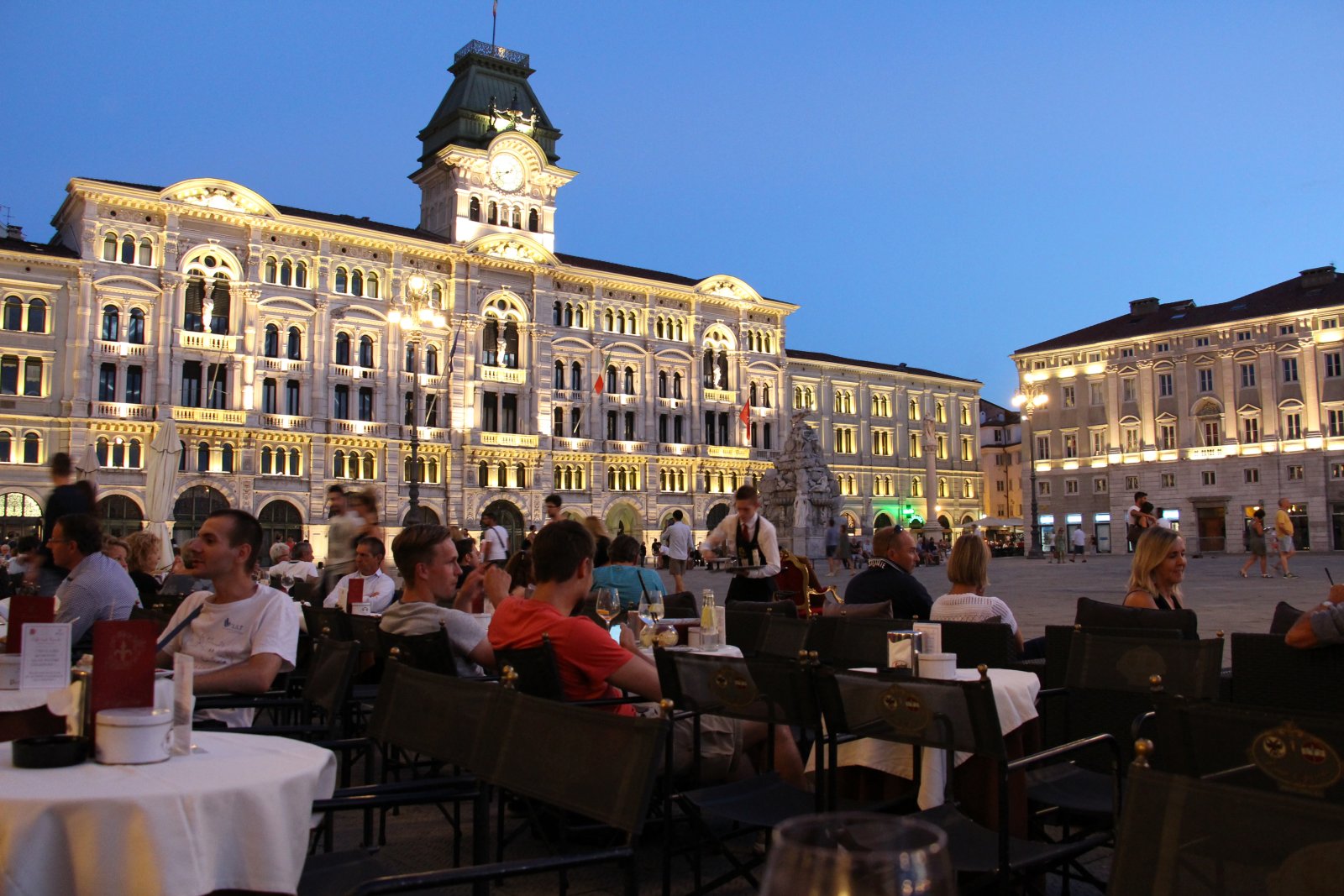 Trieszt : Caffé degli Specchi, a város leghíresebb kávéja - Trieste | Secret World Trip Planner