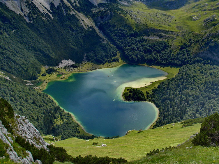 O lago Trnovacko é o lugar mais romântico de Montenegro. - Trnova?ko Lake | Secret World Trip Planner