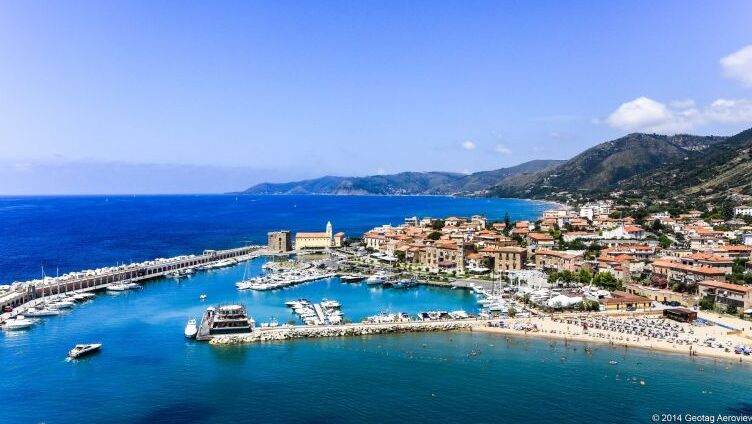 כפר אסיארולי בדרום איטליה. - Acciaroli | Secret World Trip Planner