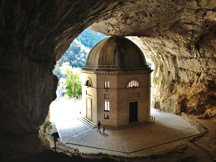 Temple of Valadier, en juvel i berget
