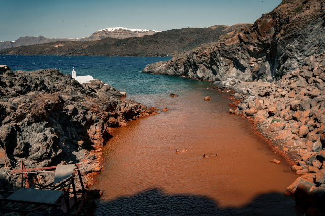 En beroligende dukkert i Palea Kameni - Palia Kameni | Secret World Trip Planner