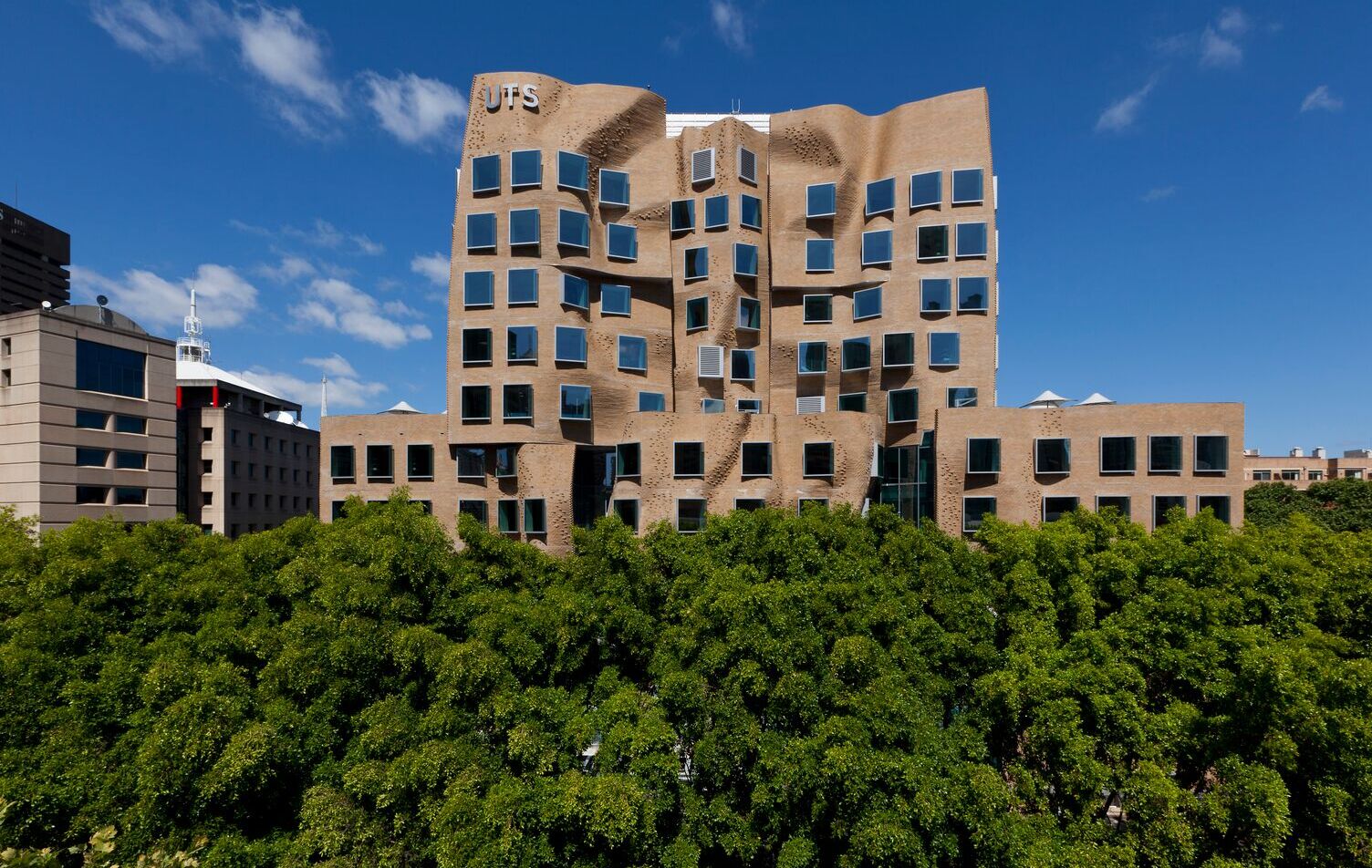 Frank Gehry i el Dr. Chau Chak Ala de l'Edifici  - Haymarket | Secret World Trip Planner