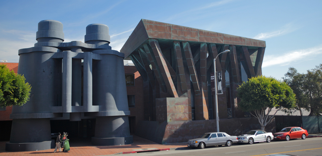 California: The Chiat Day Building by Frank Gehry... - Secret World