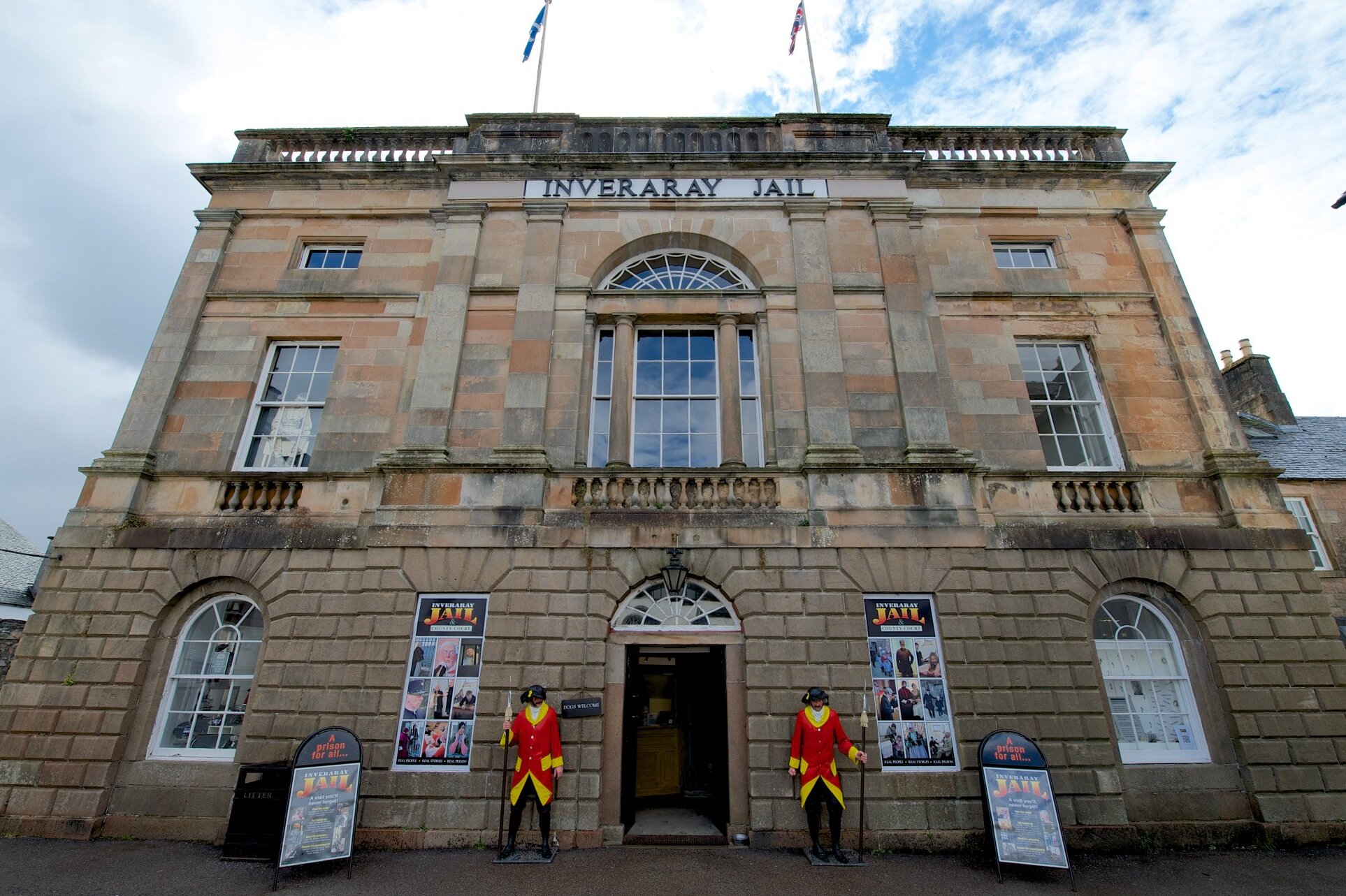 Inveraray zatvor, put u Škotsku - Church Square | Secret World Trip Planner