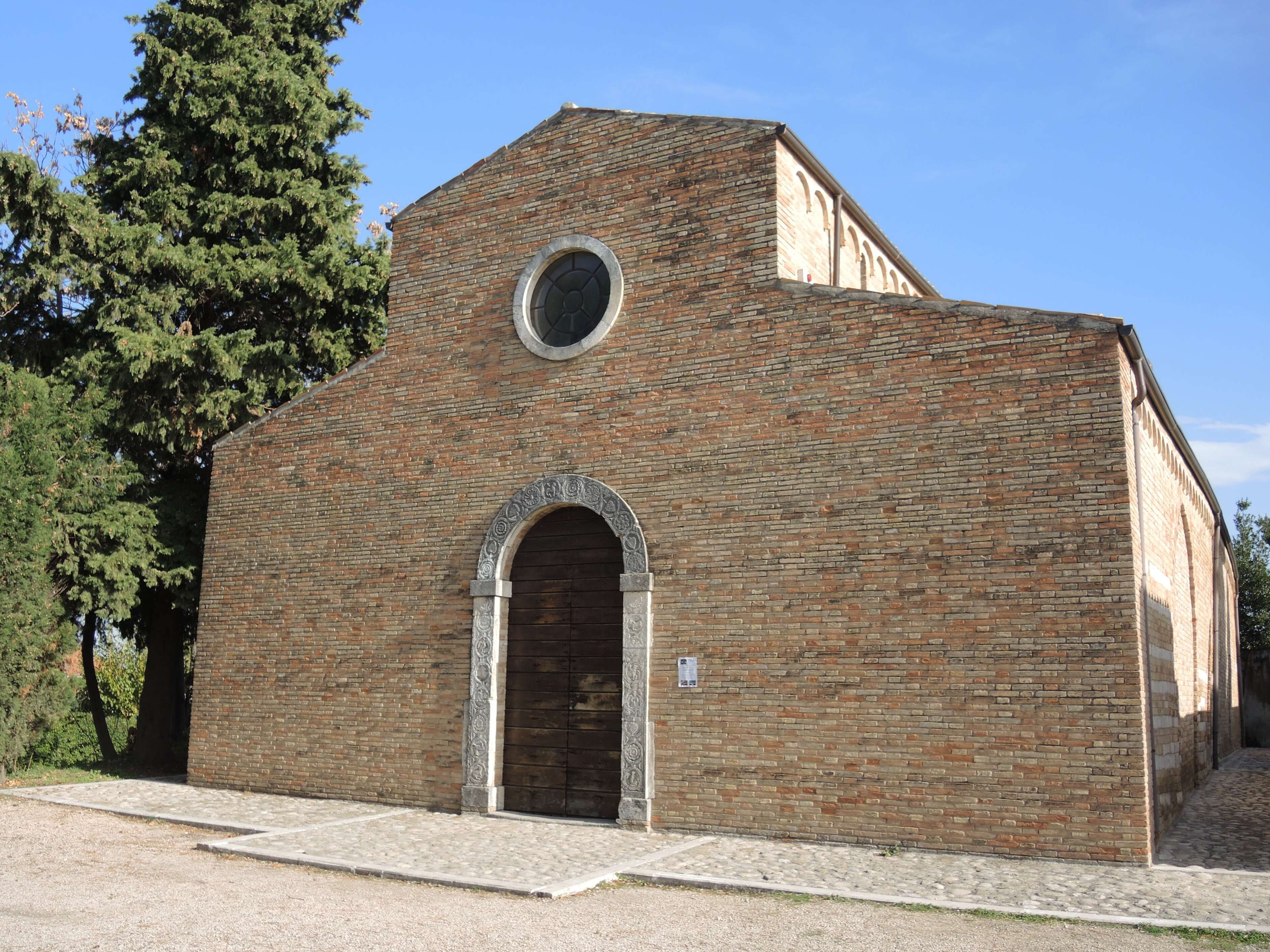 モスクフォのサンタ-マリア-デル-ラーゴ教会 - Moscufo | Secret World Trip Planner