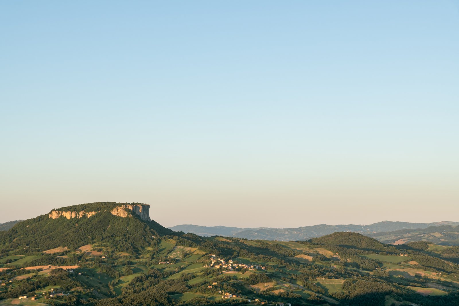 Watu saka Bismantova - Castelnovo ne' Monti | Secret World Trip Planner