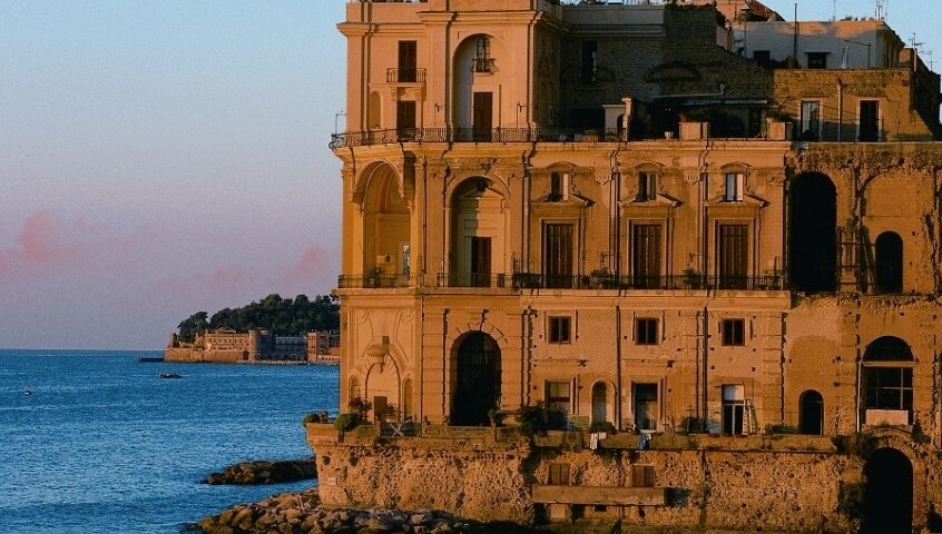 Donn'Anna-Palast - Napoli | Secret World Trip Planner