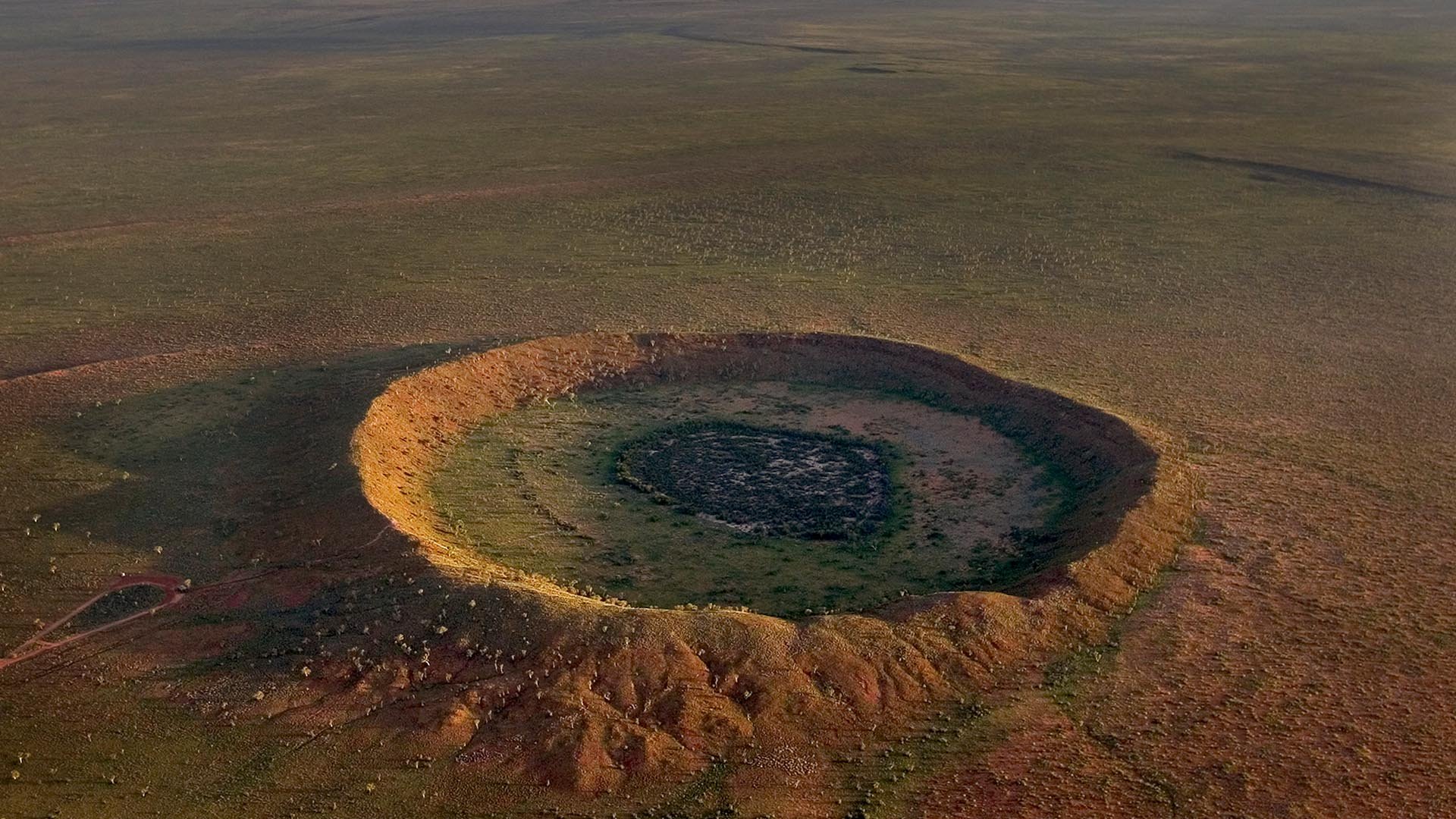 Самый большой кратер на планете. Вулф крик кратер Австралия. Кратер Вредефорт. Кратер Вредефорт ЮАР. Метеоритный кратер Вредефорт.