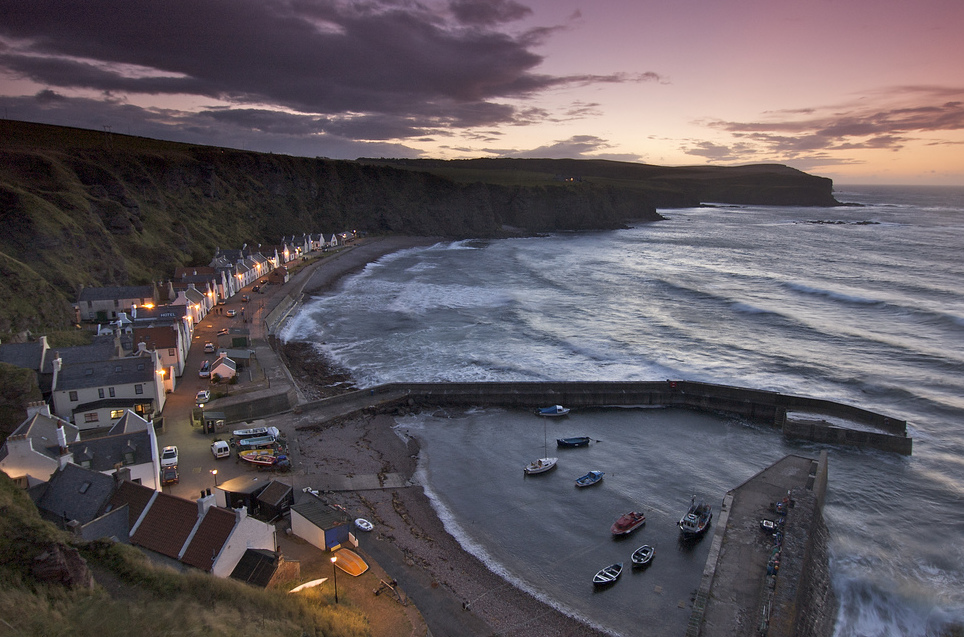 Situado ao pé da impoñentes penedos: Pennan - Pennan | Secret World Trip Planner