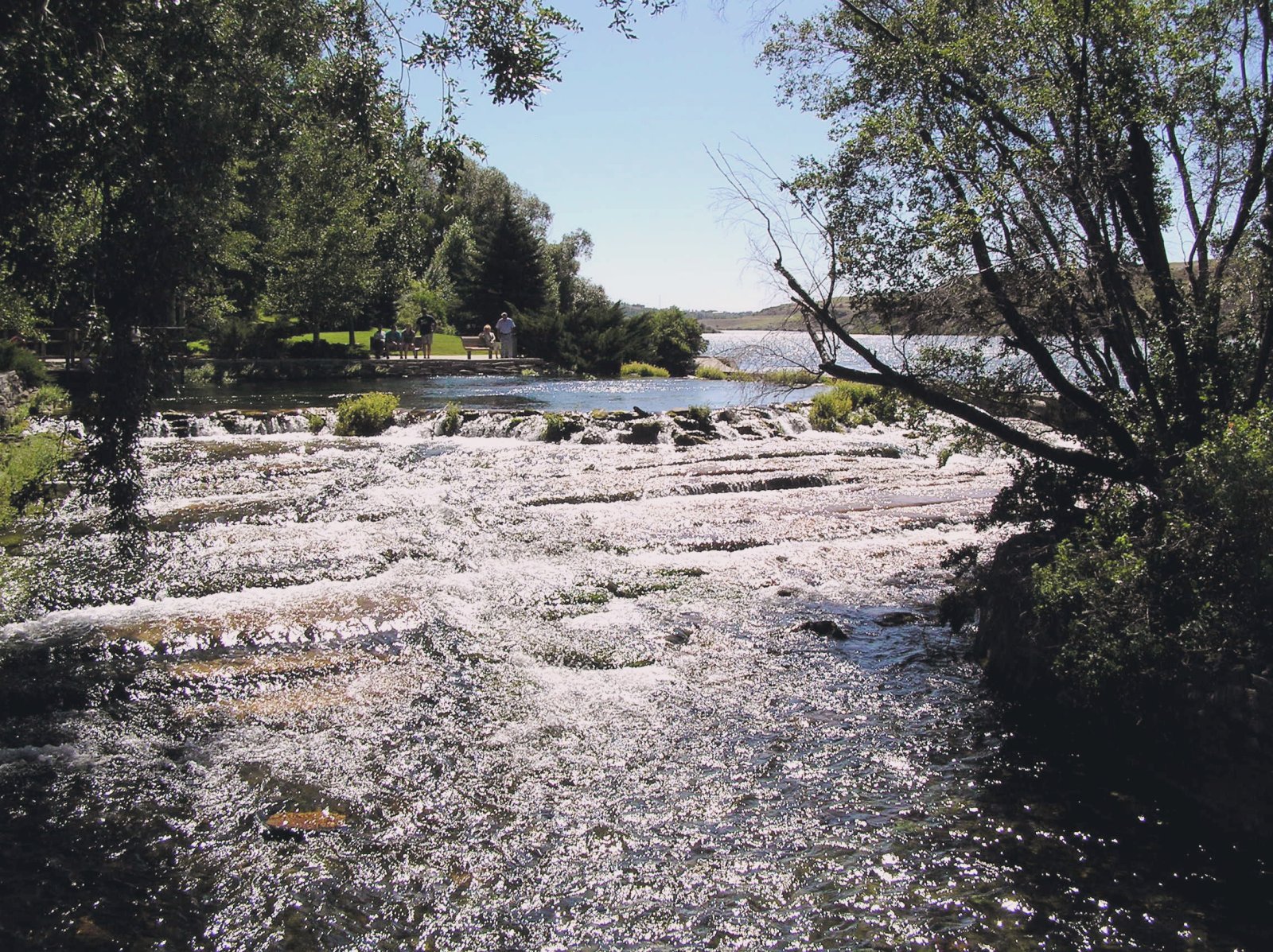 O rio Roe corre em grandes quedas - Roe River | Secret World Trip Planner