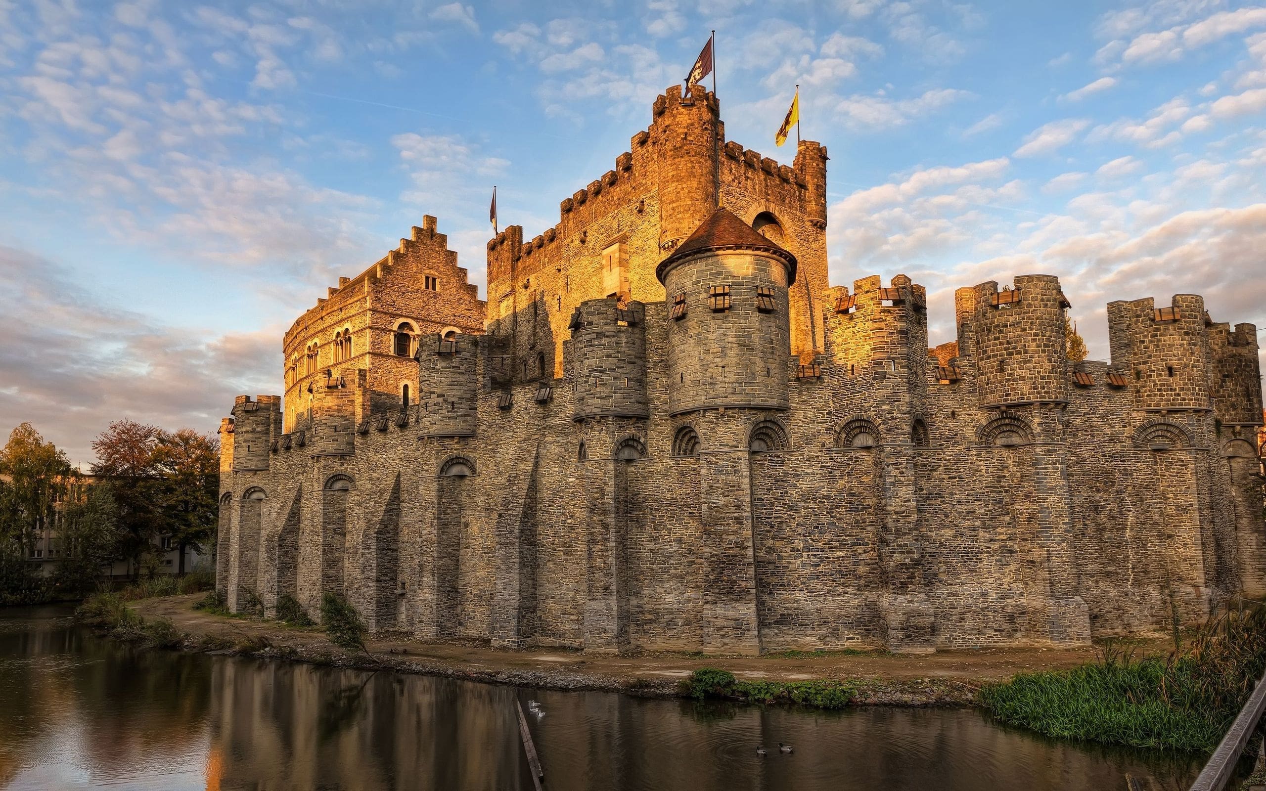 Lâu đài Gravensteen nằm ngay trung tâm của thành phố
