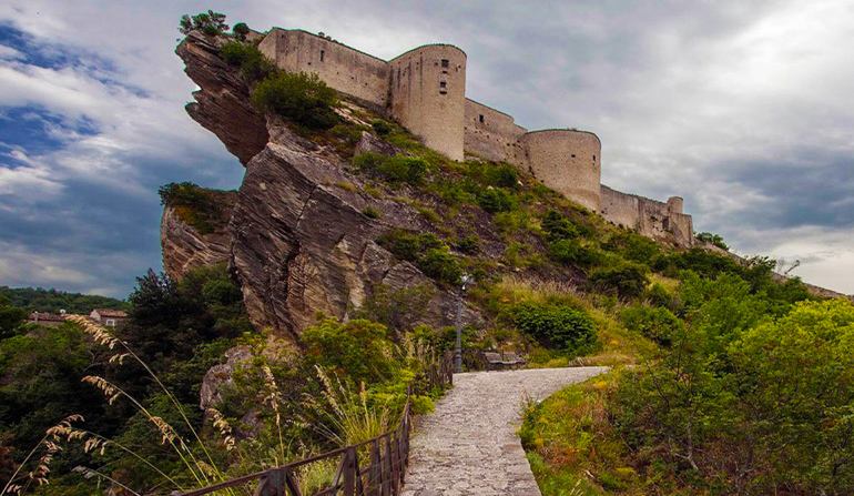 Abruzzo: Slottet i Roccascalegna - Roccascalegna | Secret World Trip Planner