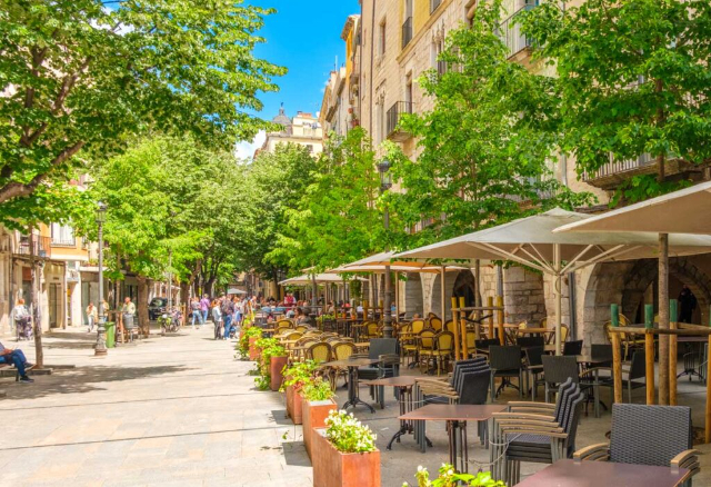 La Rambla de la Llibertat - El corazón palpitante de Girona bajo los arcos - Girona | Secret World Trip Planner