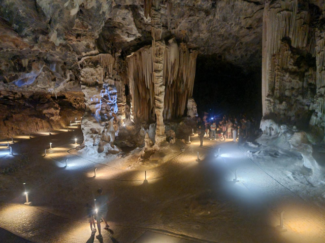 Descubriendo las maravillas de las cuevas de Cango: Un viaje por el maj de Sudáfrica - Oudtshoorn | Secret World Trip Planner