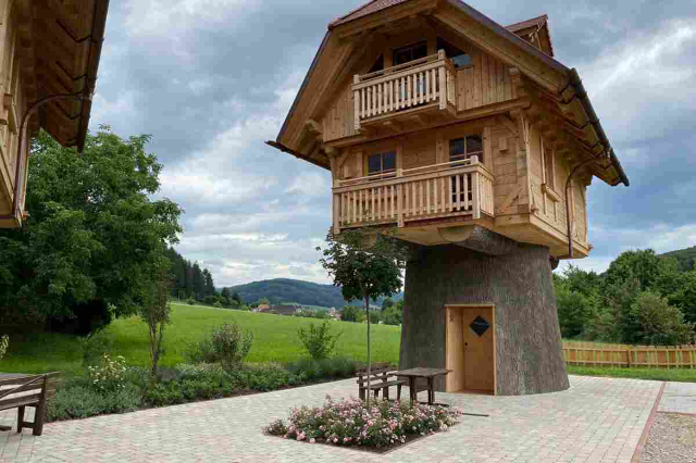 Schwarzwalder Hof 是树屋村。 - Freiburg im Breisgau | Secret World Trip Planner