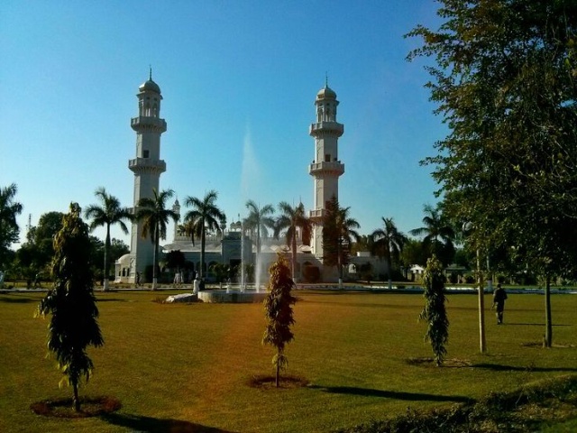 La mezquita CMH - Jhelum | Secret World Trip Planner