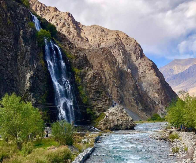 Chute d'eau de Manthokha - Akhonpa Waterfall | Secret World Trip Planner