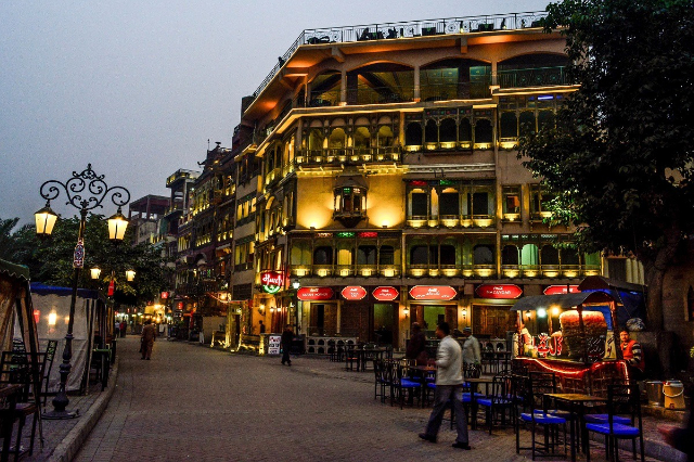 Lahore Food Street, nichée entre Fort Road et Roshnai Gate à l'intérieur de l'enceinte fortifiée de Lahore, est un lie - Lahore | Secret World Trip Planner
