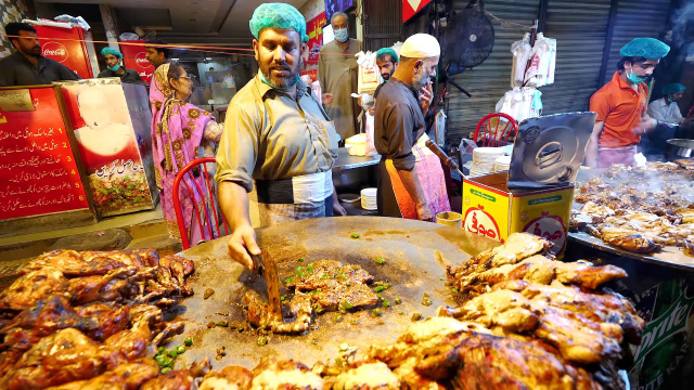 Lahore Food Street, nichée entre Fort Road et Roshnai Gate à l'intérieur de l'enceinte fortifiée de Lahore, est un lie - Lahore | Secret World Trip Planner