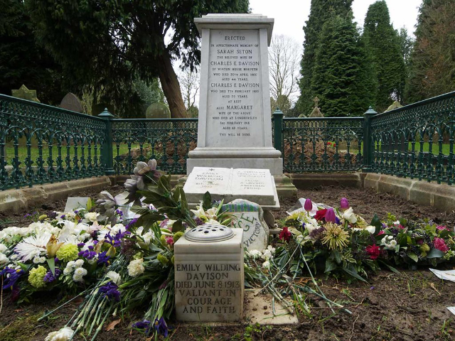 Đài tưởng niệm Emily Wilding Davison - Carlisle Park | Secret World Trip Planner