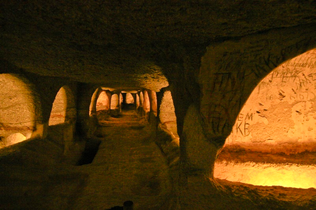 Catacomben van Milos Een ingewikkeld netwerk van ondergrondse tombes kerven - Milos 848 00 | Secret World Trip Planner