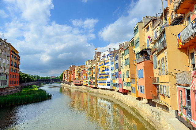 奥尼亚尔河畔的房屋--赫罗纳多彩的灵魂 - Girona | Secret World Trip Planner