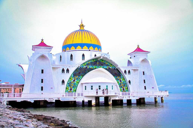 La Moschea dello Stretto di Malacca - 75000 | Secret World Trip Planner