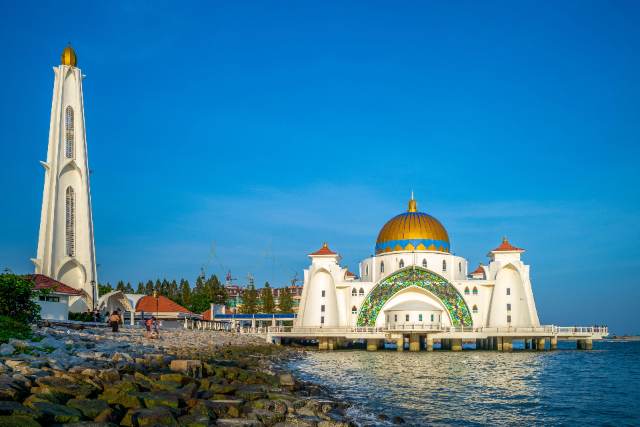 La Moschea dello Stretto di Malacca - 75000 | Secret World Trip Planner