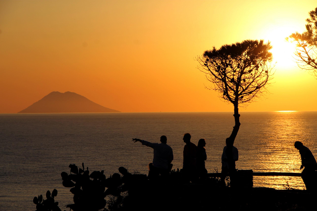 Il Faro di Capo Vaticano - San Nicolò | Secret World Trip Planner