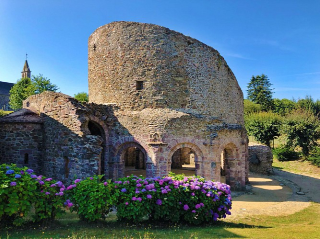 लॅनलेफचे मंदिर - Lanleff | Secret World Trip Planner