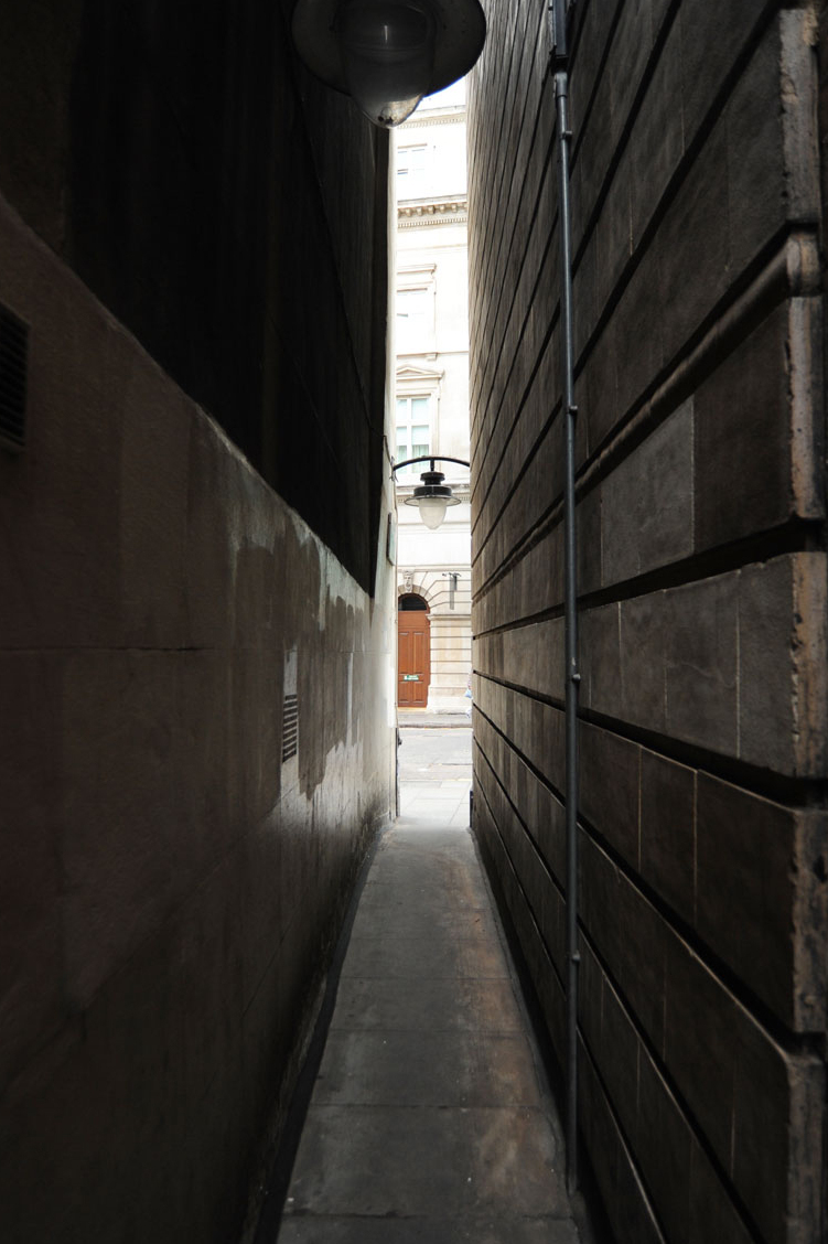 בריג ' ס פלייס היא הסמטה הצרה ביותר בלונדון. - Londra | Secret World Trip Planner