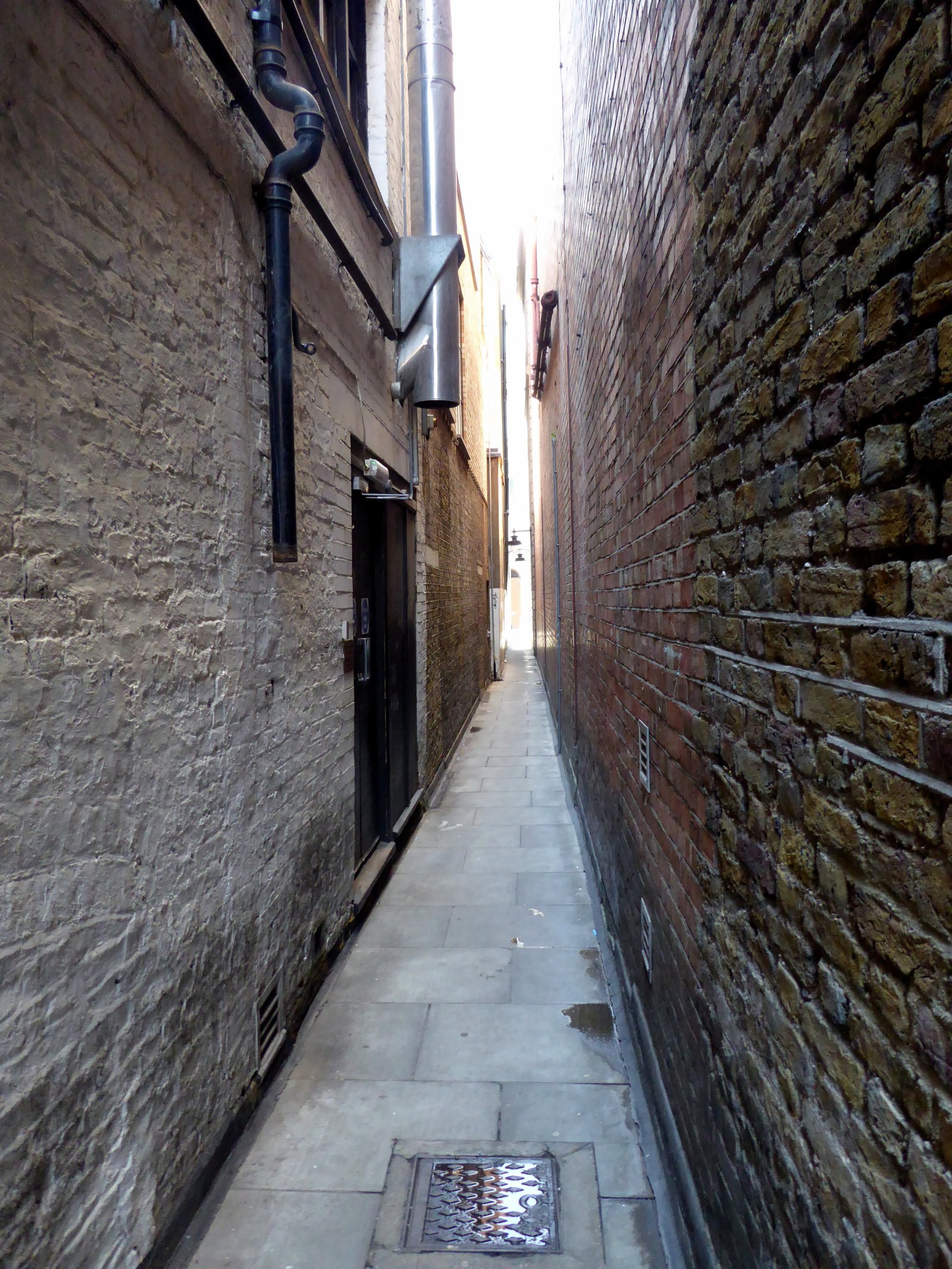 בריג ' ס פלייס היא הסמטה הצרה ביותר בלונדון. - Londra | Secret World Trip Planner