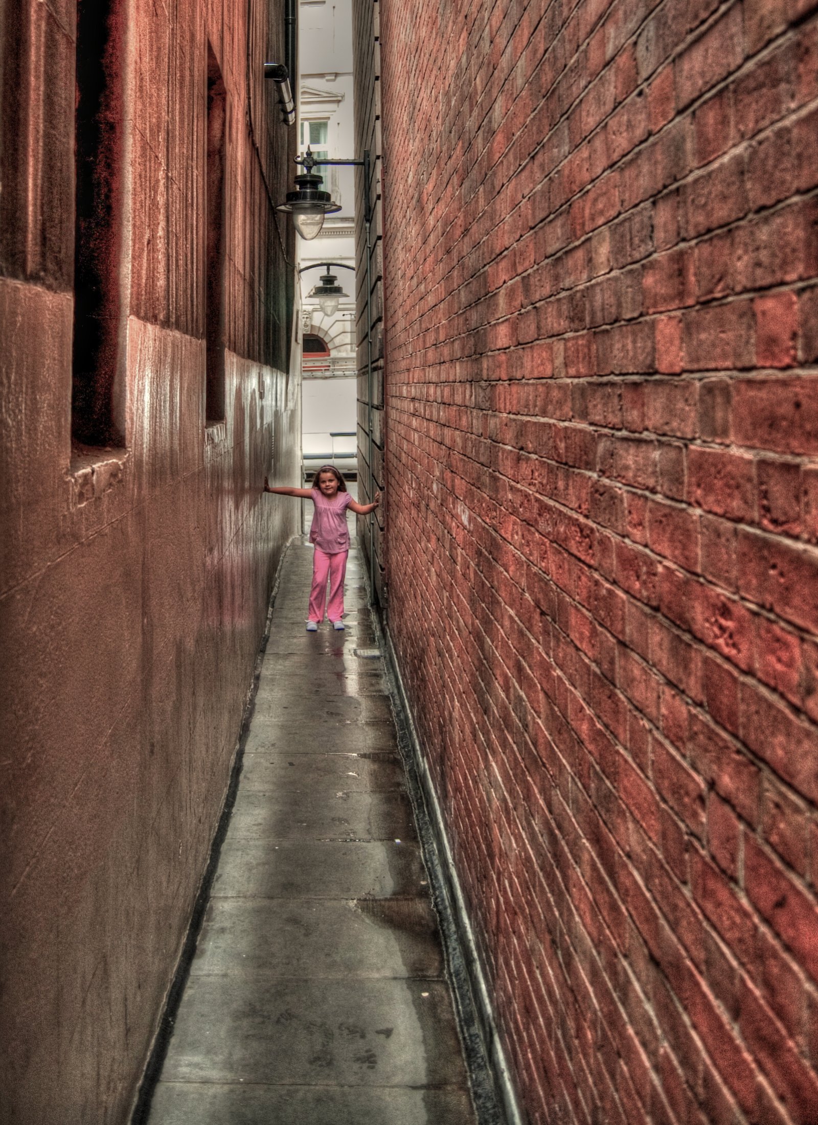 בריג ' ס פלייס היא הסמטה הצרה ביותר בלונדון. - Londra | Secret World Trip Planner