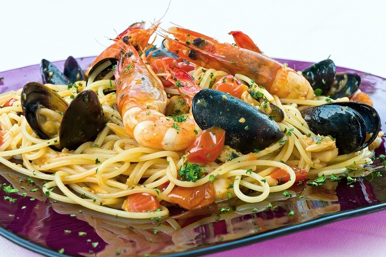 Spagetti ile Kaya Kaya parçaları bir tabak - Sicilia | Secret World Trip Planner