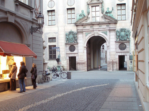 Viscardigasse: the butt of scansafatiche!! - München | Secret World Trip Planner
