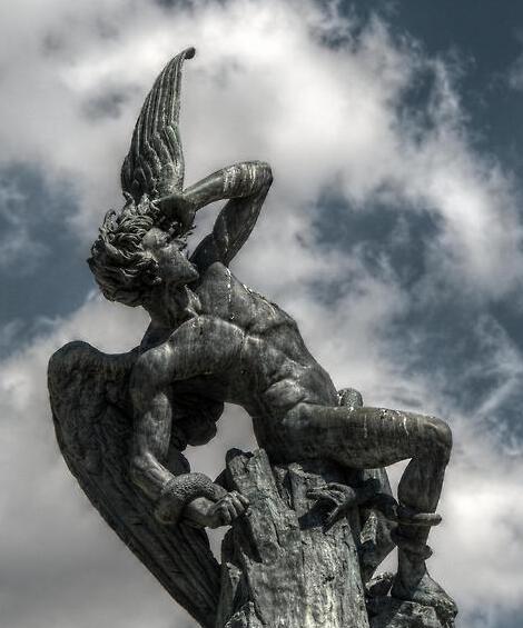 Madrid:Ujëvara e Ëngjëllit të Rënë,një monument për Satanin - Madrid | Secret World Trip Planner