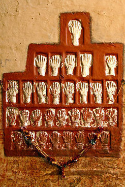 Las huellas de las manos de Sati y las quince reinas de Jodhpur - Jodhpur | Secret World Trip Planner